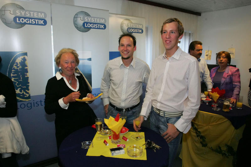 Fr. Eva Reichenauer (Jubilar), Hr. M. Reichenauer (BK Manager), D. Schwarz (Öst. Wirtschaftskammer)